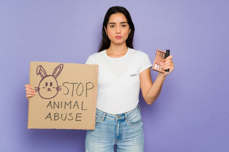 cause animale panneau manifestation femme test animaux lapin maquillage vegan